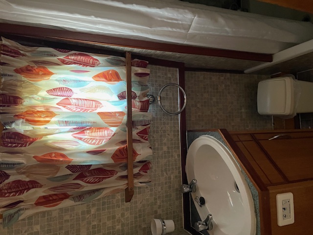 Hannah: Bathroom (Basin and bath)